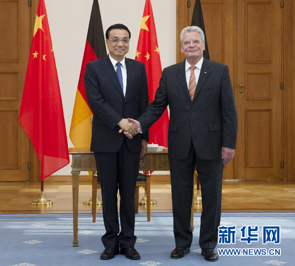 10月10日，國(guó)務(wù)院總理李克強(qiáng)在柏林會(huì)見(jiàn)德國(guó)總統(tǒng)高克。 新華社記者王曄 攝 