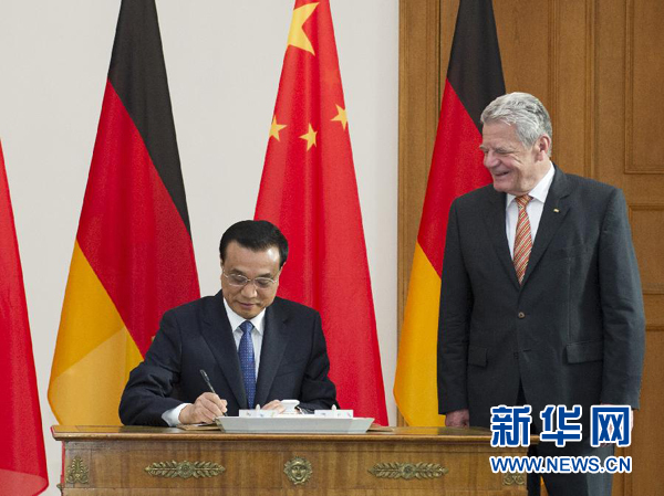 10月10日，國(guó)務(wù)院總理李克強(qiáng)在柏林會(huì)見(jiàn)德國(guó)總統(tǒng)高克。這是李克強(qiáng)總理在高克總統(tǒng)的陪同下在貴賓簿上簽字。 新華社記者 王曄 攝 