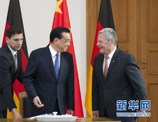 10月10日，國(guó)務(wù)院總理李克強(qiáng)在柏林會(huì)見(jiàn)德國(guó)總統(tǒng)高克。這是李克強(qiáng)總理與高克總統(tǒng)親切交談。 新華社記者 王曄 攝 