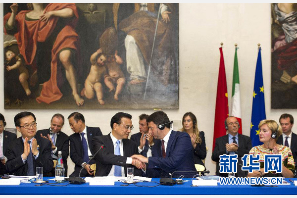 10月14日，中國國務(wù)院總理李克強(qiáng)在羅馬巴爾貝里尼宮與意大利總理倫齊共同會見中意企業(yè)家委員會委員及企業(yè)家代表并致辭。 新華社記者謝環(huán)馳 攝 