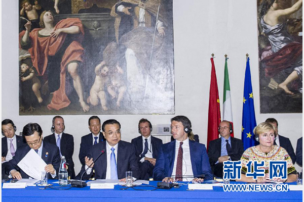 10月14日，中國國務(wù)院總理李克強(qiáng)在羅馬巴爾貝里尼宮與意大利總理倫齊共同會見中意企業(yè)家委員會委員及企業(yè)家代表并致辭。 新華社記者 王曄攝 