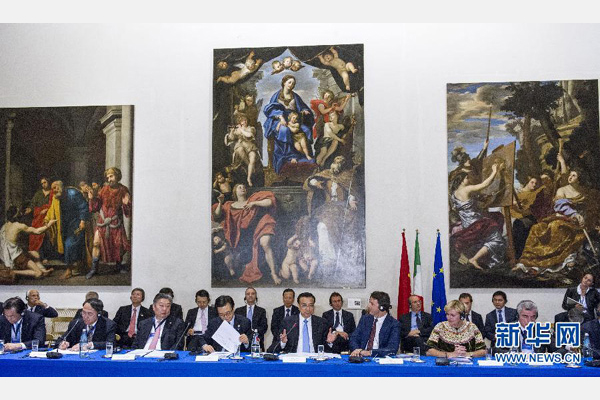 10月14日，中國國務(wù)院總理李克強(qiáng)在羅馬巴爾貝里尼宮與意大利總理倫齊共同會見中意企業(yè)家委員會委員及企業(yè)家代表并致辭。 新華社記者 王曄攝 