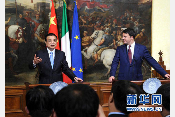 10月14日，中國(guó)國(guó)務(wù)院總理李克強(qiáng)與意大利總理倫齊在羅馬舉行會(huì)談后共同會(huì)見(jiàn)記者。 新華社記者 饒愛(ài)民 攝 