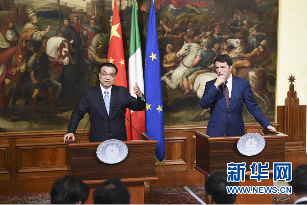 10月14日，國(guó)務(wù)院總理李克強(qiáng)在羅馬與意大利總理倫齊舉行會(huì)談后共同會(huì)見(jiàn)記者。 新華社記者 李學(xué)仁 攝