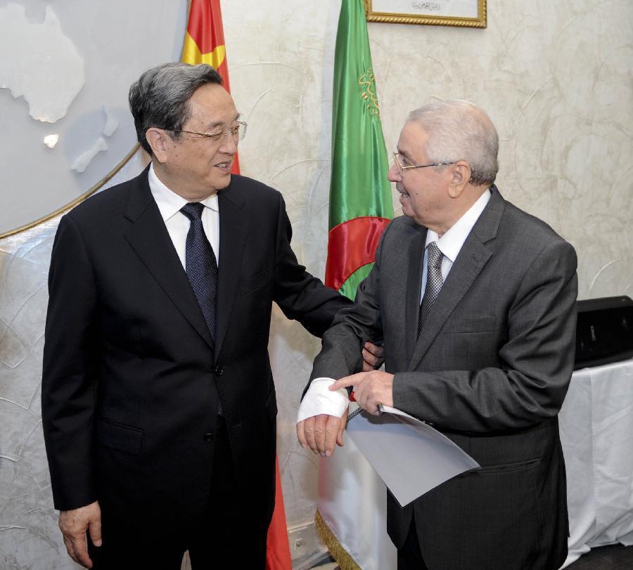 11月1日，正在阿爾及利亞進行正式友好訪問的全國政協(xié)主席俞正聲在阿爾及爾與阿民族院議長本&middot;薩拉赫舉行會談。這是俞正聲親切詢問本&middot;薩拉赫的手傷情況。新華社記者 張鐸 攝 