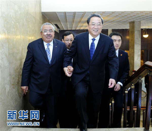 11月9日，正在約旦進行正式友好訪問的全國政協主席俞正聲在安曼與約旦參議長拉瓦比德進行會談。這是會談前，俞正聲與拉瓦比德攜手步入會場。新華社記者 張鐸 攝 