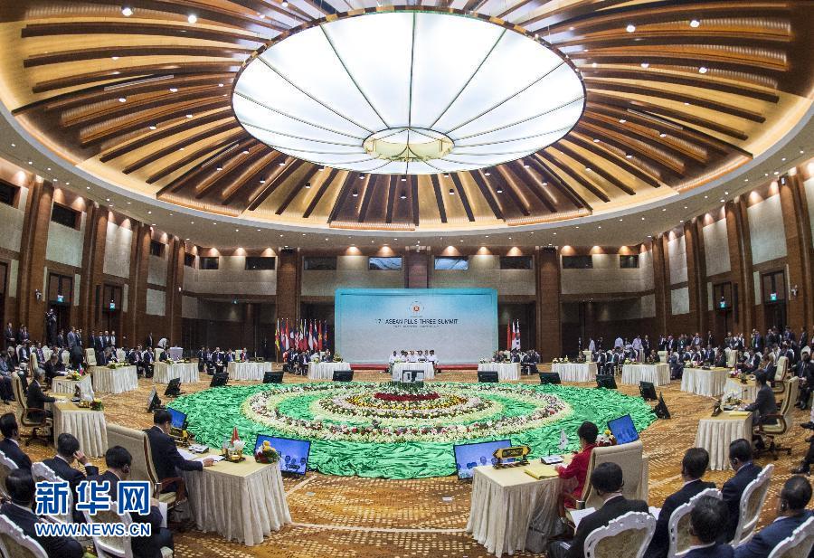 11月13日，中國國務(wù)院總理李克強(qiáng)在緬甸首都內(nèi)比都出席第17次東盟與中日韓（10+3）領(lǐng)導(dǎo)人會議。 新華社記者 王曄 攝