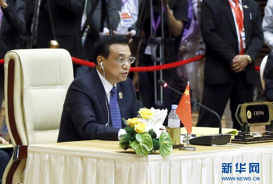 11月13日，中國國務(wù)院總理李克強(qiáng)在緬甸首都內(nèi)比都出席第17次東盟與中日韓（10+3）領(lǐng)導(dǎo)人會議。這是李克強(qiáng)在會議上講話。 新華社記者 鞠鵬 攝  