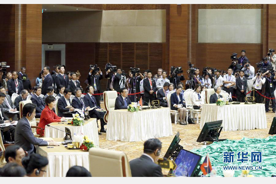 11月13日，中國國務(wù)院總理李克強(qiáng)在緬甸首都內(nèi)比都出席第17次東盟與中日韓（10+3）領(lǐng)導(dǎo)人會議。這是李克強(qiáng)在會議上講話。 新華社記者 鞠鵬 攝