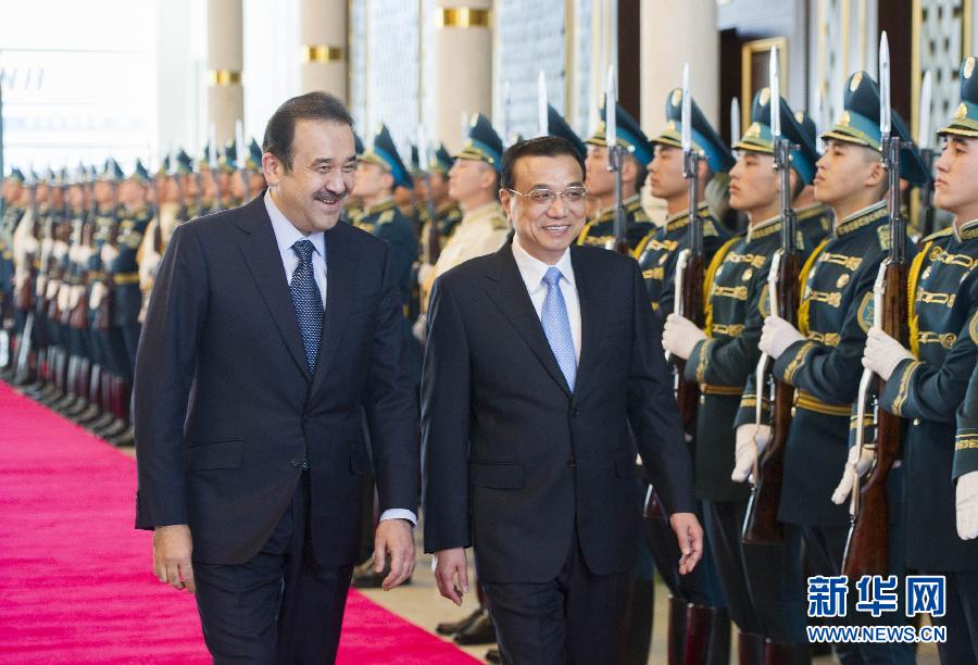 12月14日，應哈薩克斯坦共和國總理馬西莫夫邀請，國務院總理李克強乘專機抵達阿斯塔納國際機場，開始對哈薩克斯坦進行正式訪問，舉行中哈總理第二次定期會晤，并出席上海合作組織成員國政府首腦理事會第十三次會議。馬西莫夫到機場迎接李克強，并舉行隆重的歡迎儀式。新華社記者 黃敬文 攝