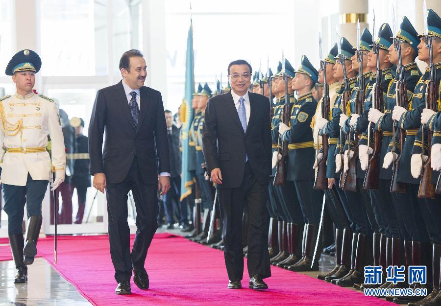 12月14日，應哈薩克斯坦共和國總理馬西莫夫邀請，國務院總理李克強乘專機抵達阿斯塔納國際機場，開始對哈薩克斯坦進行正式訪問，舉行中哈總理第二次定期會晤，并出席上海合作組織成員國政府首腦理事會第十三次會議。馬西莫夫到機場迎接李克強，并舉行隆重的歡迎儀式。新華社記者 黃敬文 攝