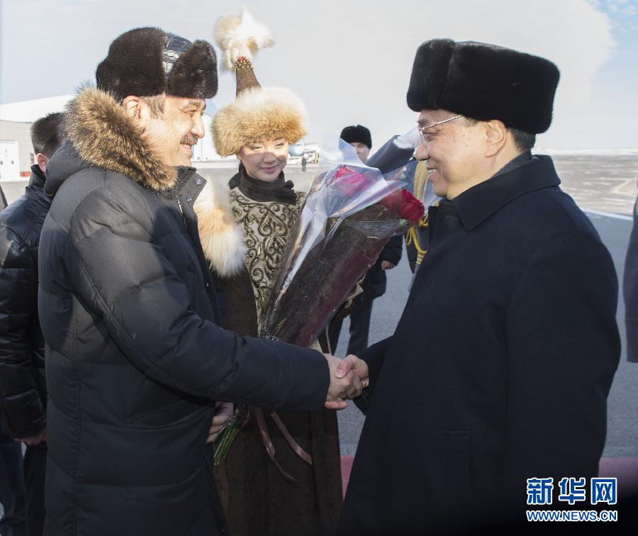 12月14日，應哈薩克斯坦共和國總理馬西莫夫邀請，國務院總理李克強乘專機抵達阿斯塔納國際機場，開始對哈薩克斯坦進行正式訪問，舉行中哈總理第二次定期會晤，并出席上海合作組織成員國政府首腦理事會第十三次會議。這是馬西莫夫到機場迎接李克強。新華社記者 黃敬文 攝