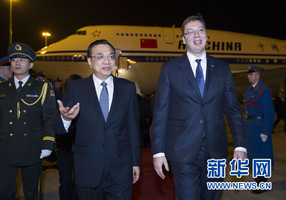 12月15日，國務院總理李克強抵達貝爾格萊德，出席中國－中東歐國家領導人會晤并正式訪問塞爾維亞，塞爾維亞總理武契奇到機場迎接。新華社記者 黃敬文 攝