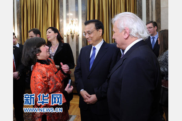 12月18日，中國國務院總理李克強在貝爾格萊德市政廳接受&ldquo;貝爾格萊德榮譽市民&rdquo;證書，塞爾維亞總理武契奇陪同出席。隨后，李克強同塞各界知名人士親切會見并互動交流。這是李克強同漢學家波普&mdash;采尼奇夫婦親切交談。新華社記者 饒愛民 攝