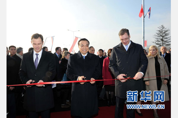 12月18日，中國(guó)國(guó)務(wù)院總理李克強(qiáng)在貝爾格萊德同塞爾維亞總理武契奇共同出席貝爾格萊德跨多瑙河大橋竣工儀式。這是李克強(qiáng)與武契奇為新建成的大橋剪彩。新華社記者 饒愛民 攝