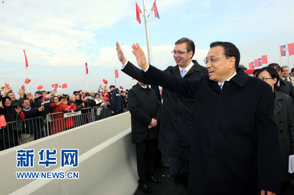 12月18日，中國(guó)國(guó)務(wù)院總理李克強(qiáng)在貝爾格萊德同塞爾維亞總理武契奇共同出席貝爾格萊德跨多瑙河大橋竣工儀式。這是李克強(qiáng)與武契奇在儀式現(xiàn)場(chǎng)向塞爾維亞群眾揮手致意。新華社記者 饒愛民 攝
