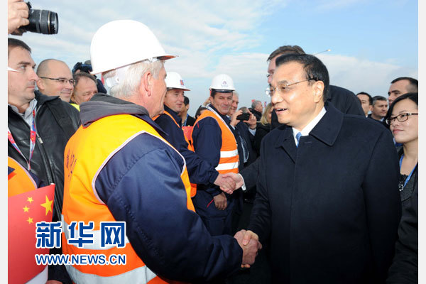 12月18日，中國(guó)國(guó)務(wù)院總理李克強(qiáng)在貝爾格萊德同塞爾維亞總理武契奇共同出席貝爾格萊德跨多瑙河大橋竣工儀式。這是李克強(qiáng)同大橋建設(shè)者親切交流。新華社記者 饒愛民 攝