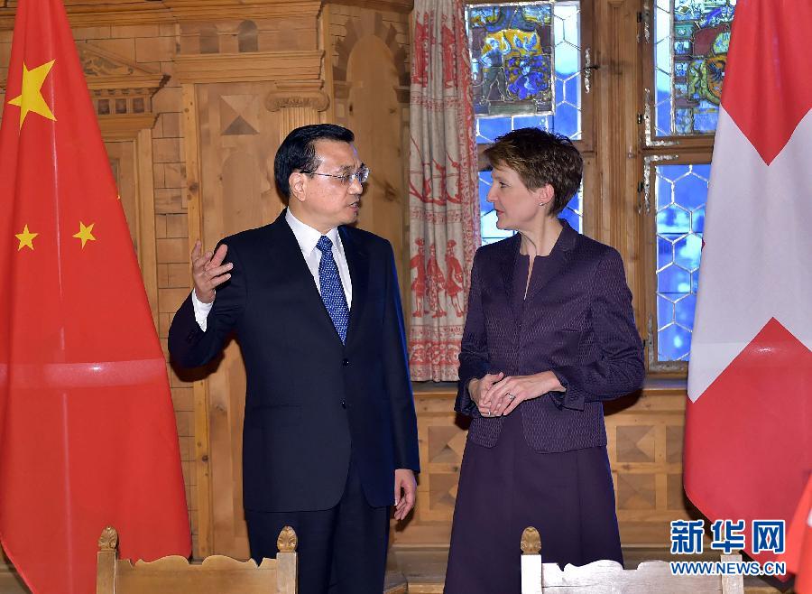 1月21日，國務院總理李克強在達沃斯同瑞士聯邦主席索馬魯加舉行會談。這是會談結束后，李克強與索馬魯加共同出席雙邊金融、食品、藥品、科研、人員往來等領域合作文件簽字儀式。新華社記者 李濤 攝