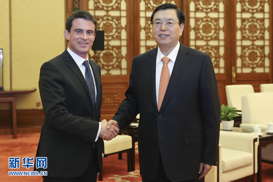 1月30日，全國(guó)人大常委會(huì)委員長(zhǎng)張德江在北京人民大會(huì)堂會(huì)見法國(guó)總理瓦爾斯。 新華社記者丁林 攝 