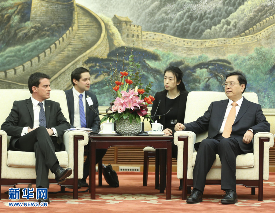 1月30日，中國(guó)全國(guó)人大常委會(huì)委員長(zhǎng)張德江在北京人民大會(huì)堂會(huì)見法國(guó)總理瓦爾斯。 新華社記者丁林 攝 