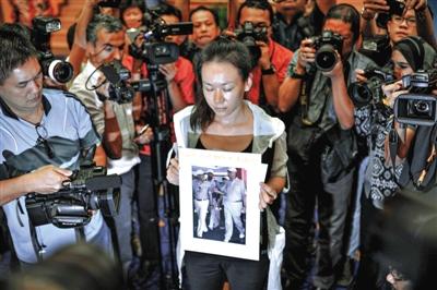 1月29日，在得知即將召開有關MH370的發布會后，一些乘客家屬成員到場。