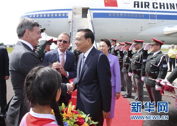 當(dāng)?shù)貢r間6月28日下午，經(jīng)中歐雙方商定，國務(wù)院總理李克強(qiáng)乘專機(jī)抵達(dá)比利時首都布魯塞爾，出席第十七次中國歐盟領(lǐng)導(dǎo)人會晤。李克強(qiáng)總理夫人程虹同機(jī)抵達(dá)。歐盟和比利時政府高級官員到阿貝拉格機(jī)場迎接。新華社記者 龐興雷 攝 