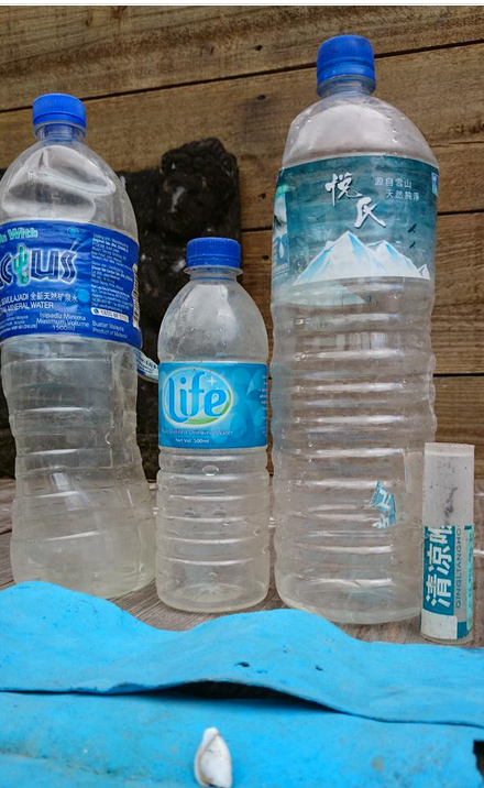 MH370之謎新證據(jù)？留尼汪島現(xiàn)兩馬來礦泉水瓶 一中國藥膏