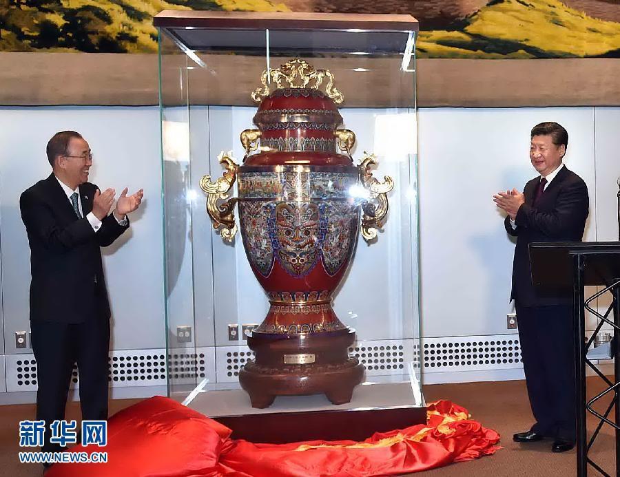9月27日，國家主席習近平在紐約出席中國向聯合國贈送“和平尊”儀式。聯合國秘書長潘基文出席。 新華社記者 李濤 攝 