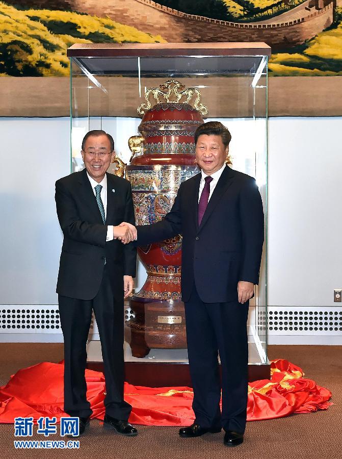 9月27日，國家主席習近平在紐約出席中國向聯合國贈送“和平尊”儀式。聯合國秘書長潘基文出席。 新華社記者 李濤 攝 