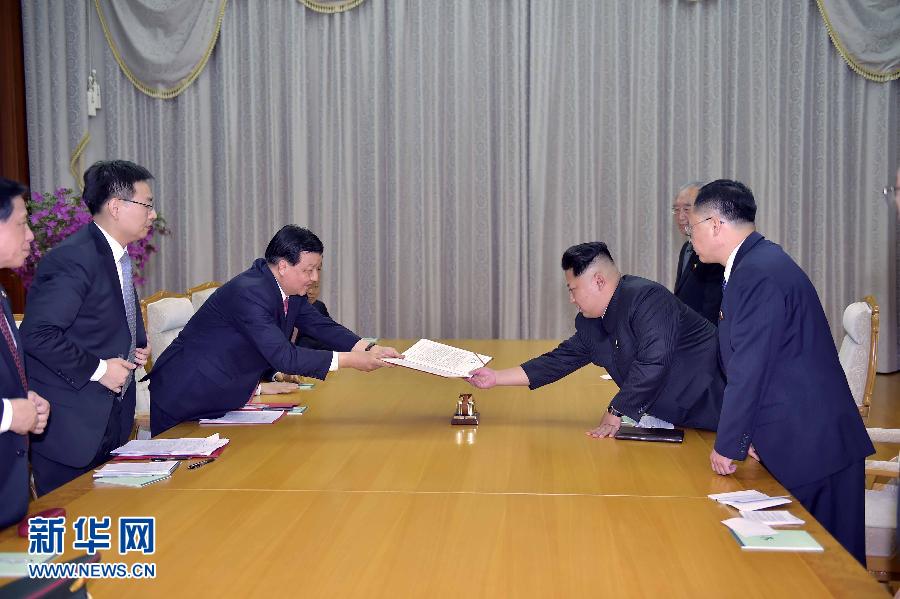 10月9日，中共中央政治局常委、中央書記處書記劉云山在平壤百花園迎賓館會見朝鮮勞動黨第一書記金正恩。這是劉云山向金正恩轉(zhuǎn)交習(xí)近平總書記的親署函。新華社記者 李濤 攝