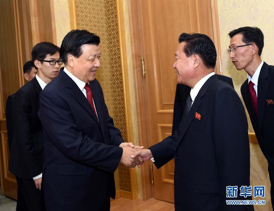 10月9日，在朝鮮進(jìn)行正式友好訪問的中共中央政治局常委、中央書記處書記劉云山與朝鮮勞動黨中央政治局委員、中央書記崔龍海舉行會談。新華社記者 饒愛民 攝