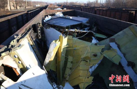 資料圖:烏克蘭頓涅茨克,MH17墜毀客機的殘骸裝上火車。圖片來源:CFP視覺中國