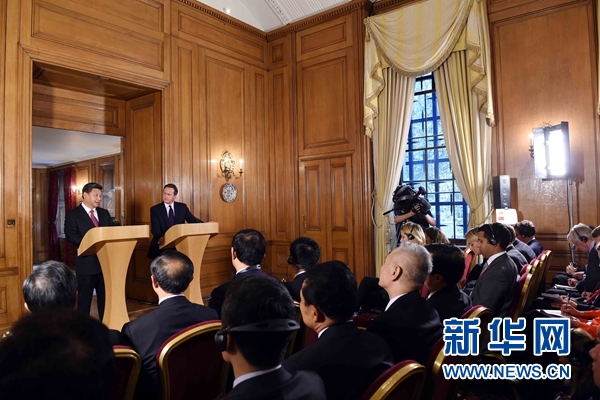 10月21日，國家主席習近平在倫敦唐寧街首相府同英國首相卡梅倫舉行會談。這是會談結束后，習近平和卡梅倫共同會見記者。 新華社記者 饒愛民 攝 