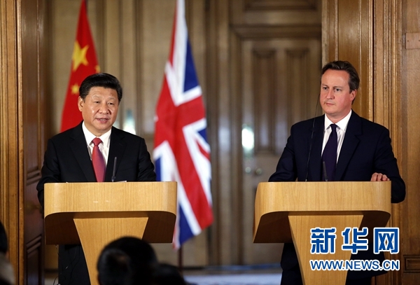 10月21日，國家主席習近平在倫敦唐寧街首相府同英國首相卡梅倫舉行會談。這是會談結束后，習近平和卡梅倫共同會見記者。 新華社記者 鞠鵬 攝 