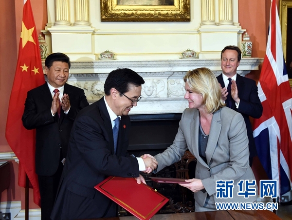 10月21日，國家主席習近平在倫敦唐寧街首相府同英國首相卡梅倫舉行會談。這是會談結束后，兩國領導人共同見證雙邊合作文件的簽署。新華社記者 饒愛民 攝 