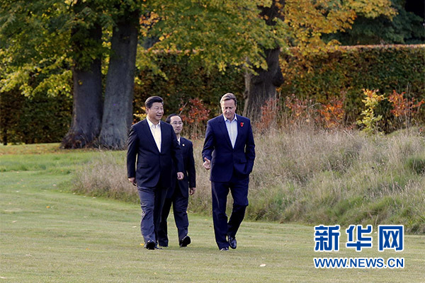 這是習近平與卡梅倫漫步草坪，邊走邊談。新華社記者 鞠鵬攝