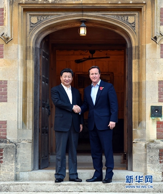 10月22日，國家主席習近平在契克斯首相鄉(xiāng)間別墅同英國首相卡梅倫再次會晤。 新華社記者 饒愛民 攝