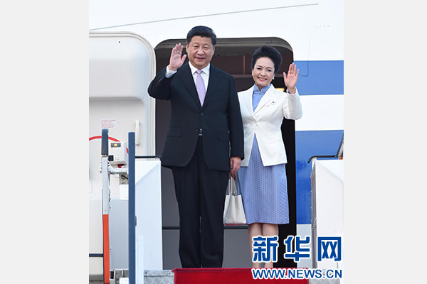 11月6日，國家主席習近平抵達新加坡，開始對新加坡進行國事訪問。這是習近平和夫人彭麗媛步出艙門。 新華社記者張鐸攝