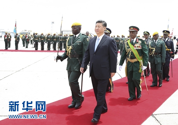 12月1日，中國國家主席習近平乘專機抵達津巴布韋首都哈拉雷，開始對津巴布韋進行國事訪問。津巴布韋總統(tǒng)穆加貝在機場舉行隆重歡迎儀式。這是習近平檢閱儀仗隊。新華社記者 黃敬文 攝 
