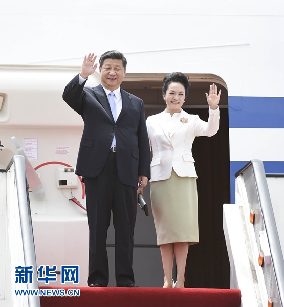 12月1日，中國國家主席習近平乘專機抵達津巴布韋首都哈拉雷，開始對津巴布韋進行國事訪問。津巴布韋總統(tǒng)穆加貝在機場舉行隆重歡迎儀式。這是習近平和夫人彭麗媛向歡迎人群揮手致意。新華社記者 謝環(huán)馳 攝 