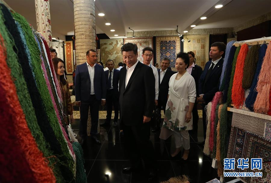 6月21日下午，正在對(duì)烏茲別克斯坦進(jìn)行國(guó)事訪問(wèn)的國(guó)家主席習(xí)近平在烏茲別克斯坦總理米爾濟(jì)約耶夫陪同下，來(lái)到布哈拉古城參觀這座被稱為“絲綢之路活化石”的歷史文化名城。這是習(xí)近平和夫人彭麗媛參觀一家地毯和絲綢作坊。新華社記者蘭紅光攝