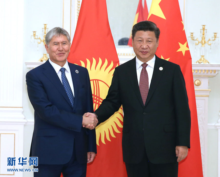 6月24日，國家主席習(xí)近平在烏茲別克斯坦塔什干會(huì)見吉爾吉斯斯坦總統(tǒng)阿坦巴耶夫。 新華社記者 馬占成 攝