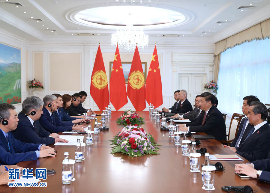 6月24日，國家主席習(xí)近平在烏茲別克斯坦塔什干會(huì)見吉爾吉斯斯坦總統(tǒng)阿坦巴耶夫。 新華社記者 馬占成 攝