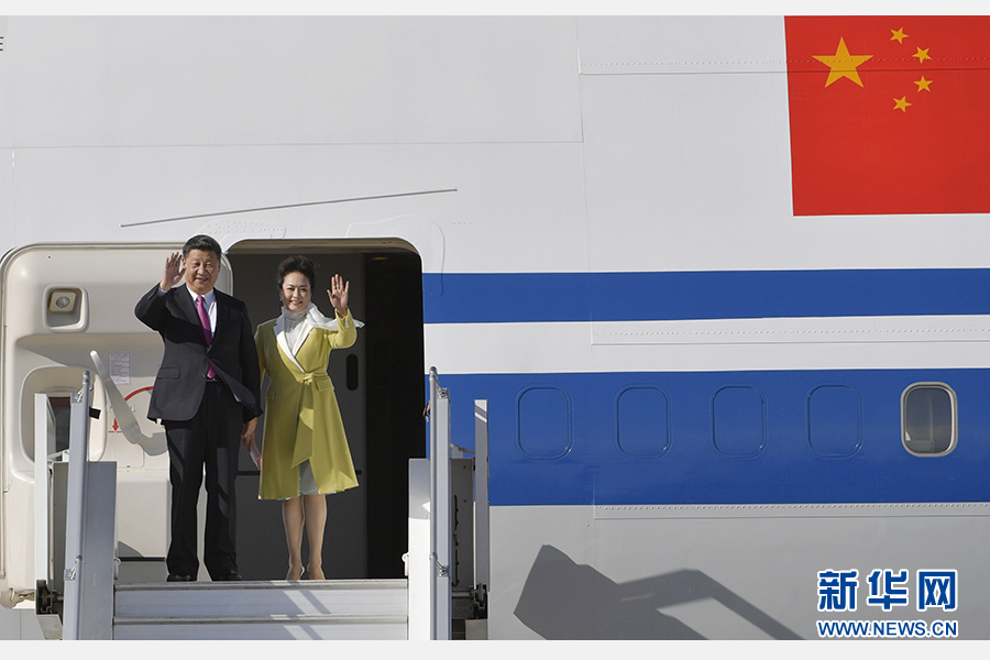當(dāng)?shù)貢r(shí)間11月17日，國(guó)家主席習(xí)近平乘專(zhuān)機(jī)抵達(dá)基多，開(kāi)始對(duì)厄瓜多爾共和國(guó)進(jìn)行國(guó)事訪問(wèn)。這是習(xí)近平與夫人彭麗媛向歡迎人群揮手致意。新華社記者 王曄 攝 