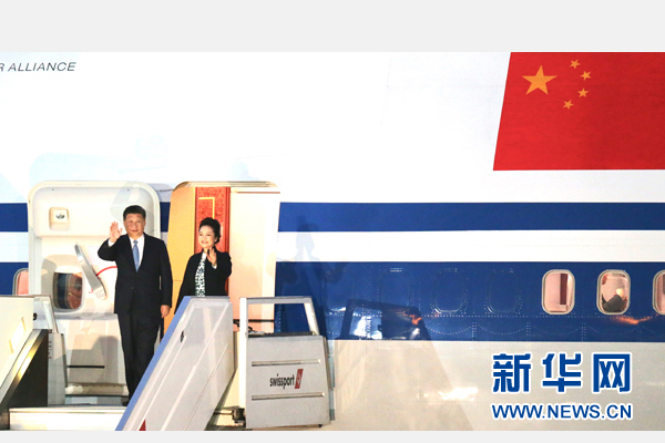 當地時間11月18日，國家主席習近平抵達利馬，出席亞太經合組織第二十四次領導人非正式會議并對秘魯共和國進行國事訪問。習近平和夫人彭麗媛受到秘魯副總統(tǒng)阿勞斯等熱情迎接。新華社記者 丁林 攝