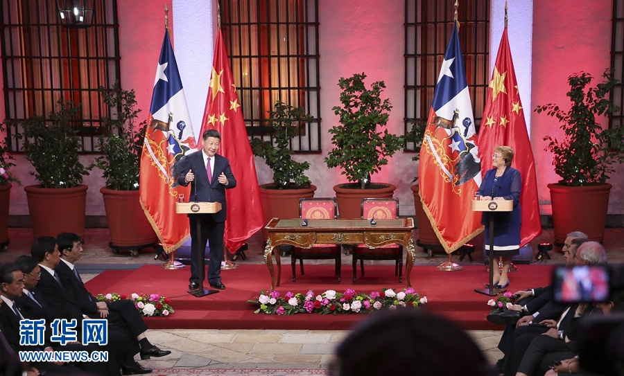 11月22日，國家主席習(xí)近平在圣地亞哥同智利總統(tǒng)巴切萊特舉行會談。這是會談后，兩國元首共同會見記者。 新華社記者 蘭紅光 攝