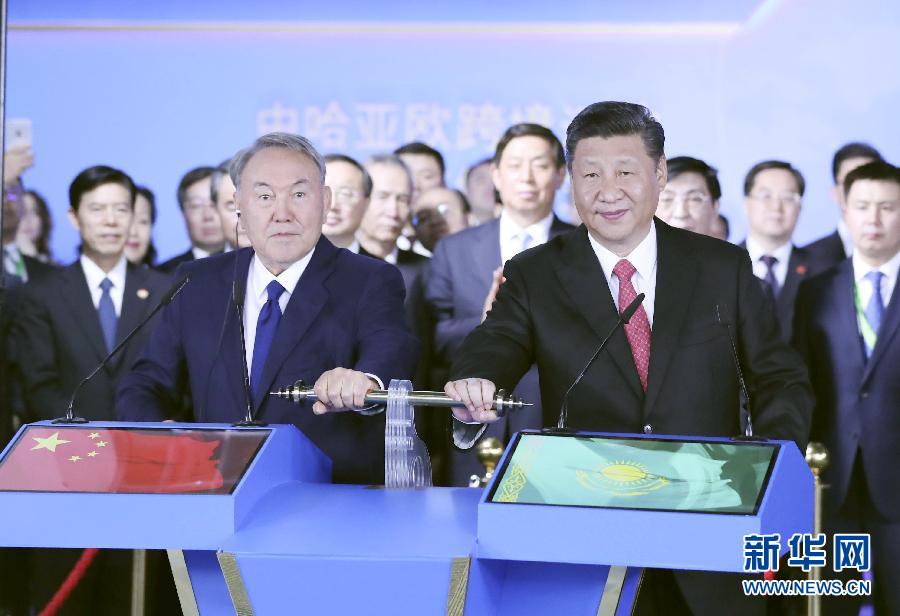 6月8日，正在哈薩克斯坦訪問的國家主席習(xí)近平在哈薩克斯坦總統(tǒng)納扎爾巴耶夫陪同下，參觀阿斯塔納專項世博會中國國家館，并共同出席中哈亞歐跨境運(yùn)輸視頻連線儀式。這是在中國國家館舉行的中哈亞歐跨境運(yùn)輸視頻連線儀式上，兩國元首共同推動操控桿，視頻顯示中哈連云港物流合作基地和“霍爾果斯－東大門”經(jīng)濟(jì)特區(qū)無水港兩個分會場四列火車鳴笛開行。新華社記者 丁林 攝