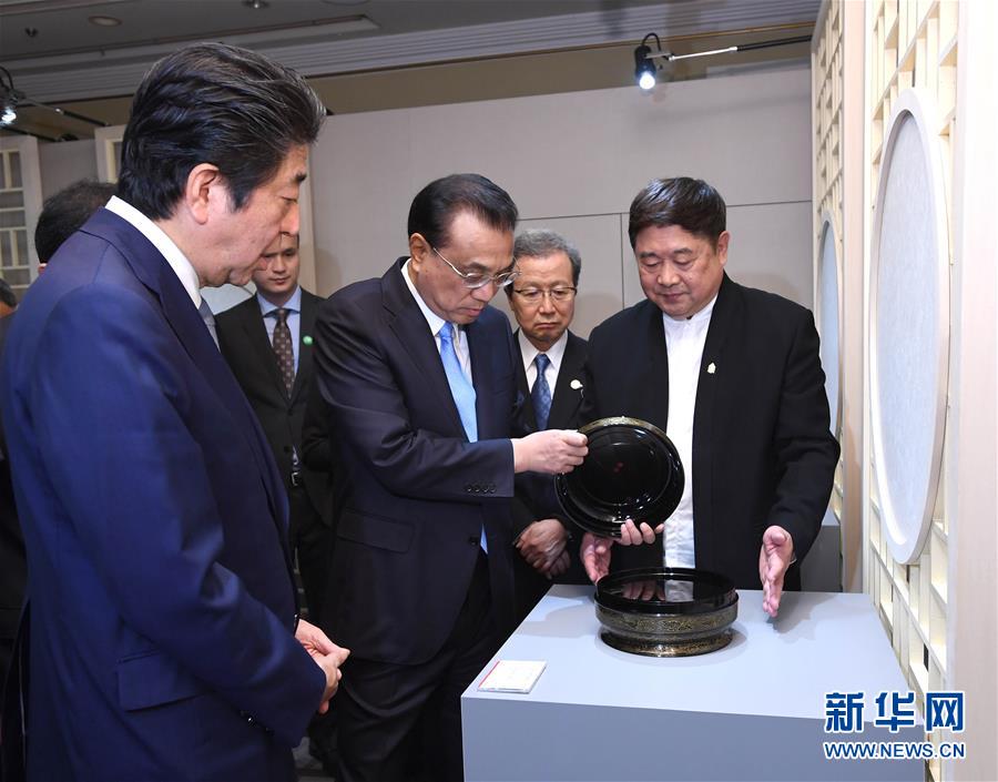 (時政)李克強與日本首相安倍晉三共同參觀“讓文物活起來——故宮文創展”