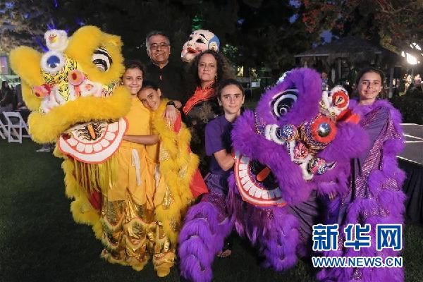 (國際·圖文互動)(3)通訊:瞧這一家子舞獅的美國人