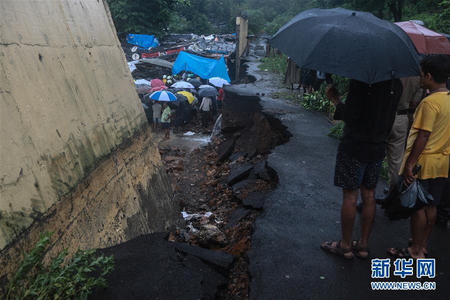 (國際)(4)印度孟買降雨引發墻體垮塌致16人死亡
